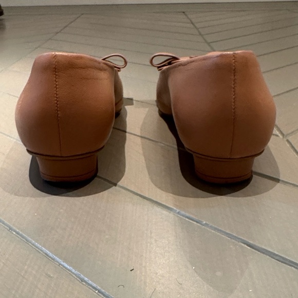 Salvatore Ferragamo Nude/Tan Leather Pointed-Toe Bow Flats - Picture 14 of 14